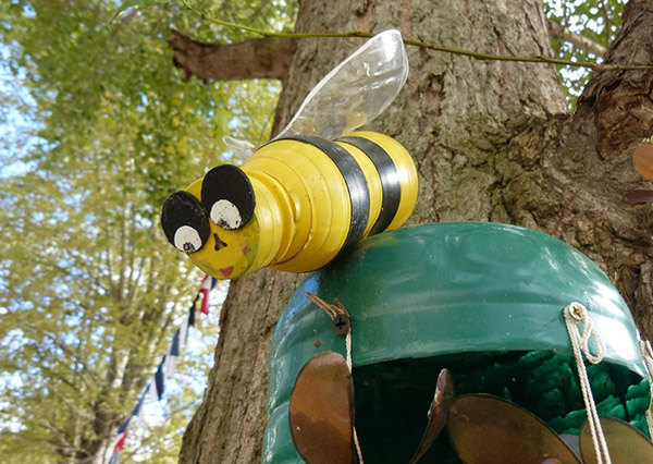 Nytt hantverk från plastflaskor med egna händer för trädgård och fruktträdgård