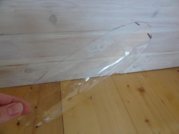 Nytt hantverk från plastflaskor med egna händer för trädgård och fruktträdgård