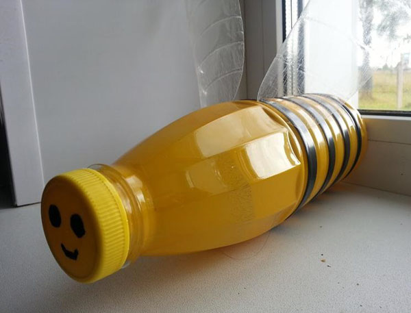 Nytt hantverk från plastflaskor med egna händer för trädgård och fruktträdgård