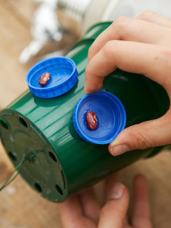 Nytt hantverk från plastflaskor med egna händer för trädgård och fruktträdgård