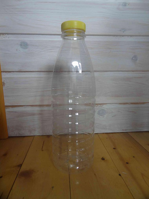 Nytt hantverk från plastflaskor med egna händer för trädgård och fruktträdgård