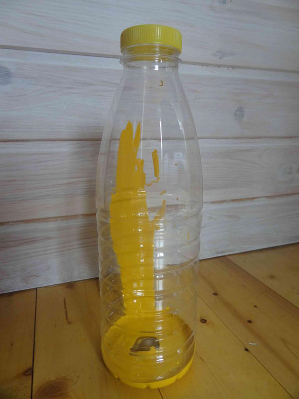 Nytt hantverk från plastflaskor med egna händer för trädgård och fruktträdgård