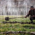Vattning genom att sprinkla dina händer - video Vattning genom att sprinkla dina händer - video