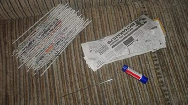 Korgar från cocktailrör och tidningar