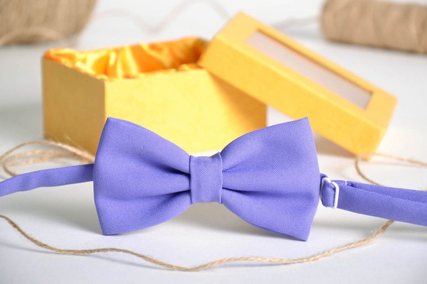 Ordningen att knyta en fjäril och göra en bowtie med egna händer