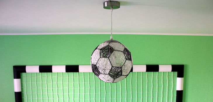 Lampboll med händerna