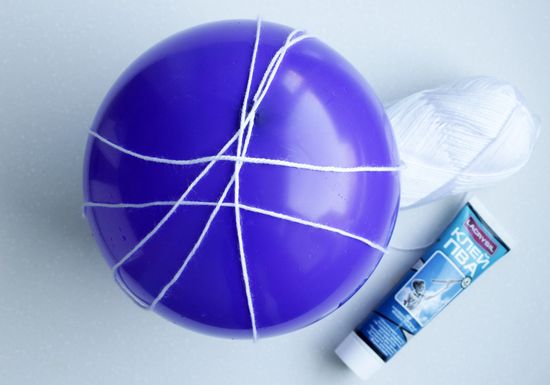 Lampboll med händerna