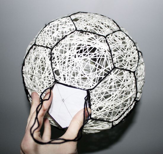 Lampboll med händerna