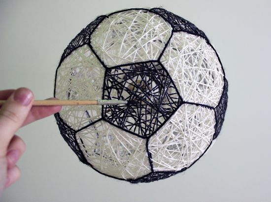 Lampboll med händerna