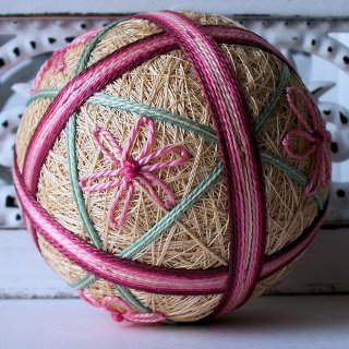 Temari: bollar av tråd