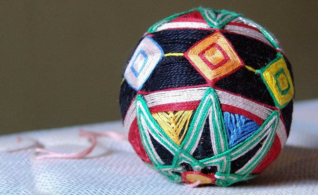 Temari: bollar av tråd