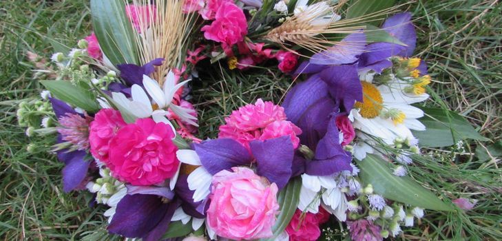 Krans av blommor till bröllopet med egna händer