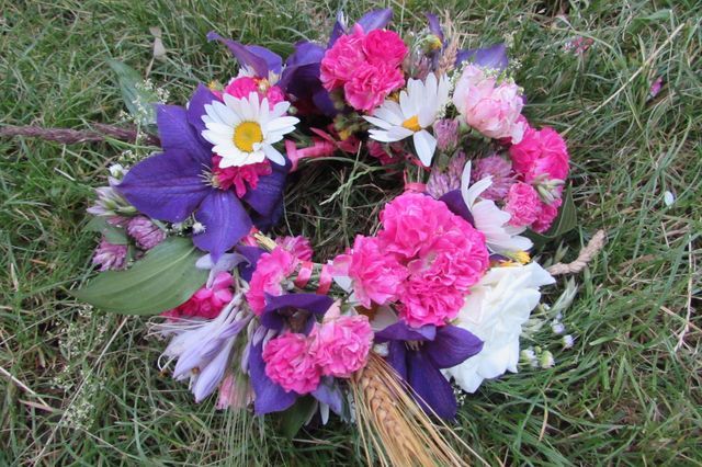 Krans av blommor till bröllopet med egna händer