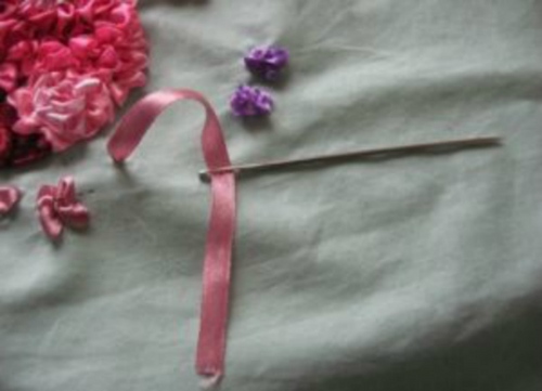 Broderi med band: lila i en korg