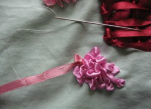 Broderi med band: lila i en korg