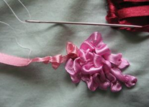 Broderi med band: lila i en korg
