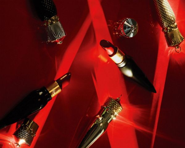 Frestelsens filosofi: en samling läppstiftstillbehör av Christian Louboutin