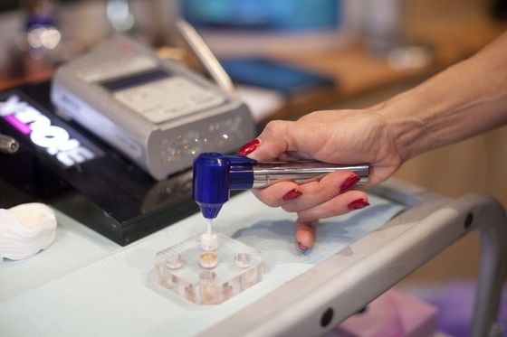 Permanent smink för att gömma blåmärken under ögonen