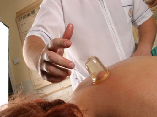 Massage med vakuumbanor från celluliter: bli av med celluliter själv