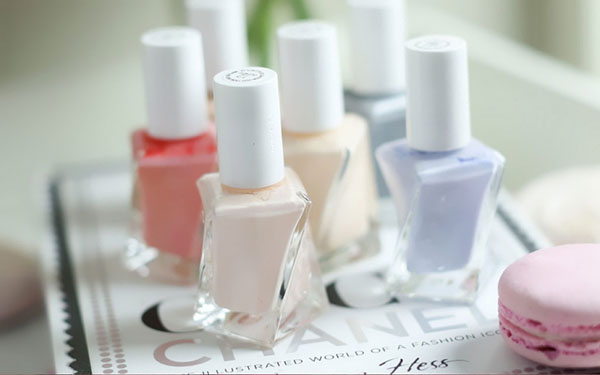 Pastellmanikyr: en samling av lacker Essie Gel Couture Ballet Nudes 2017