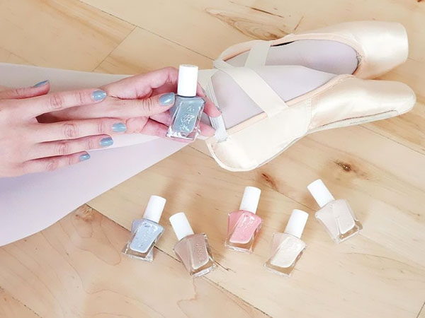 Pastellmanikyr: en samling av lacker Essie Gel Couture Ballet Nudes 2017