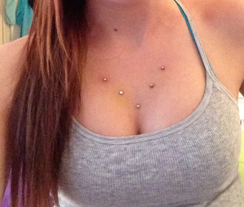 Microdermal piercing: hur microdermabras görs (foto)