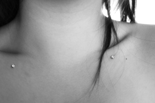 Microdermal piercing: hur microdermabras görs (foto)