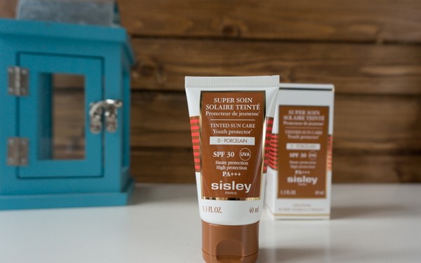 Suntan från flaskan: solskyddsmedel Sisley Tinted Sun Care