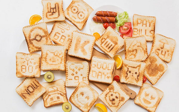 Art-frukost med "smart" Toasteroid Brödrost