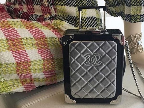 Vägen ringer: Kopplingen-resväskavagnen Minaudiere från Chanel