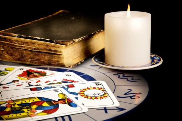 Divination av kärlek hemma. Svyatonic divination av en kille. Hur gissa kärlek hemma