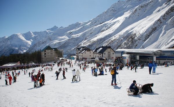 Bergskidorter i Ryssland Elbrusregionen