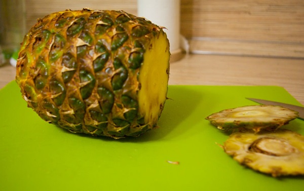 Hur man skär en ananas korrekt och vackert