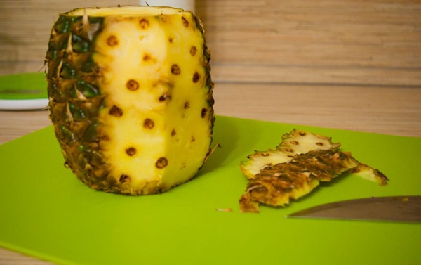 Hur man skär en ananas korrekt och vackert