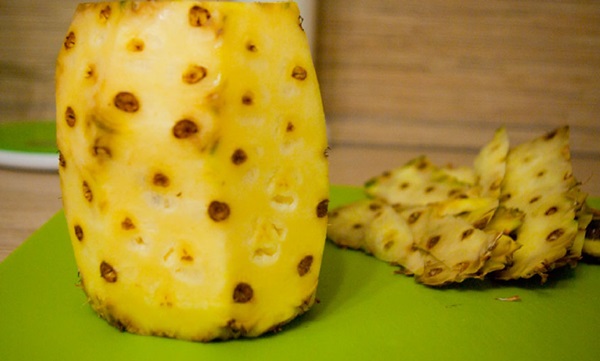 Hur man skär en ananas korrekt och vackert