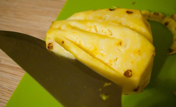 Hur man skär en ananas korrekt och vackert