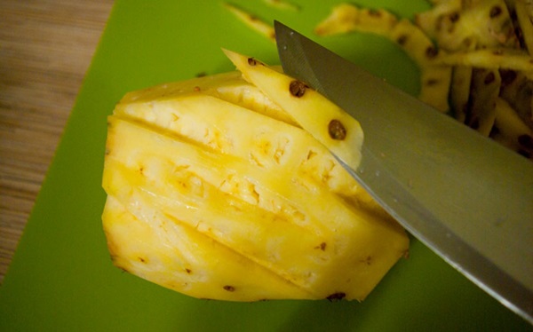 Hur man skär en ananas korrekt och vackert