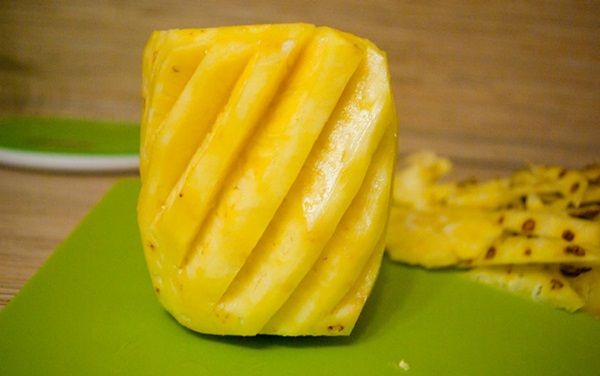 Hur man skär en ananas korrekt och vackert