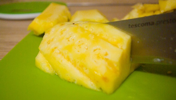 Hur man skär en ananas korrekt och vackert