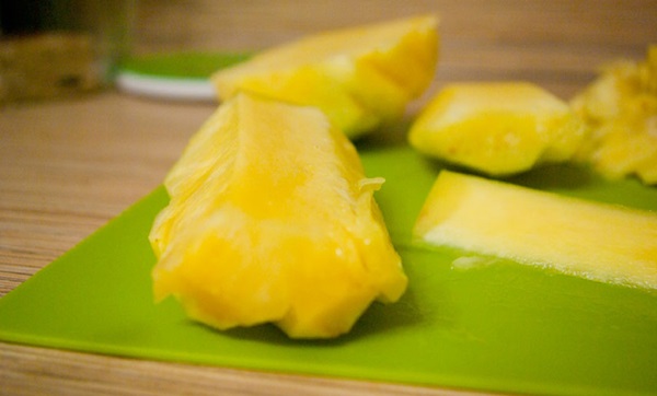 Hur man skär en ananas korrekt och vackert