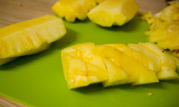Hur man skär en ananas korrekt och vackert