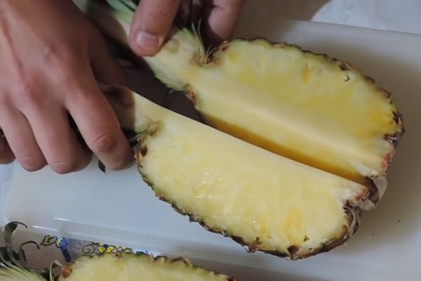 Hur man skär en ananas korrekt och vackert