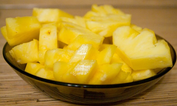 Hur man skär en ananas korrekt och vackert