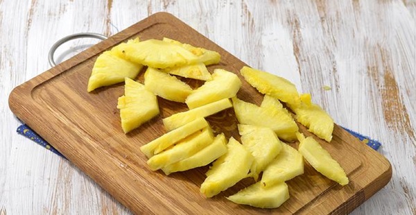 Hur man skär en ananas korrekt och vackert