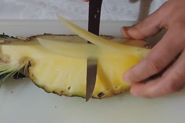 Hur man skär en ananas korrekt och vackert