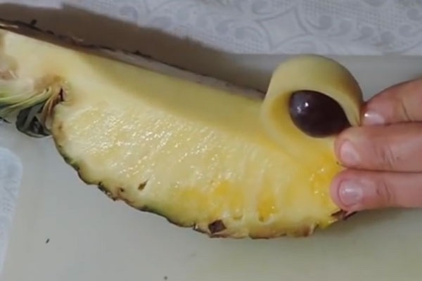 Hur man skär en ananas korrekt och vackert