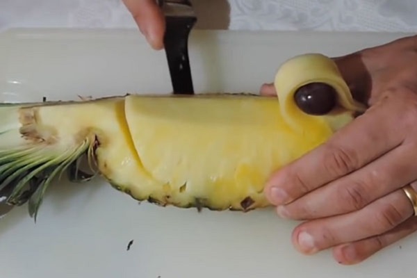 Hur man skär en ananas korrekt och vackert