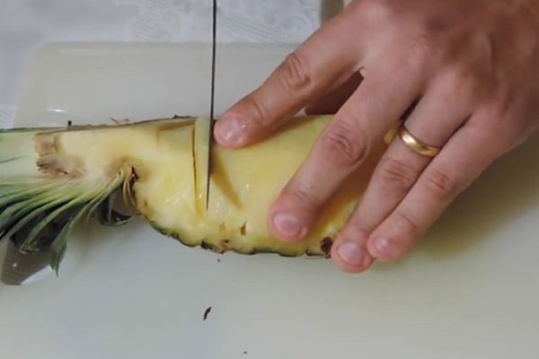 Hur man skär en ananas korrekt och vackert