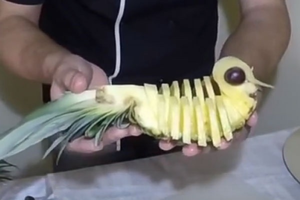 Hur man skär en ananas korrekt och vackert