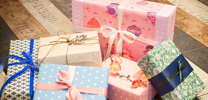 Hur man packar en present i en presentpapper